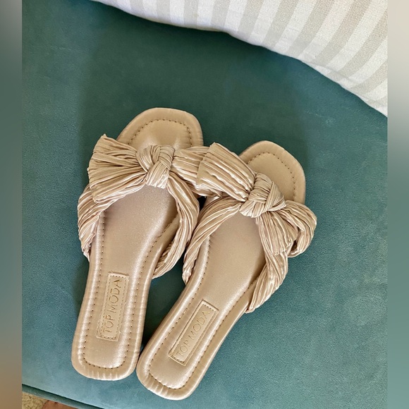 Cute Bow Sandals - Picture 3 of 3